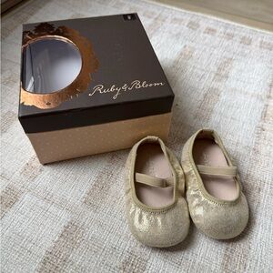 ruby & bloom Girls' Gold Glitter Mary Jane Flats